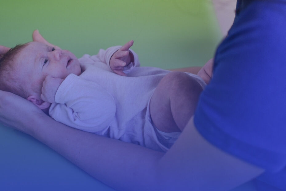 zacisniete piesci u niemowlaka